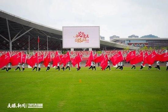 重案督察西狗（张晋 饰）与同伴阿德（吴樾 饰）到某渔村追捕涉嫌多桩凶案的暴徒江贵成，却不测发现年夜量被虐杀的帮派份子尸身和数额惊人的暗盘黄金，一场各怀鬼胎的混战因西狗和阿德的闯进酿成了全部江湖针对两个差人的困兽之斗，跟着查询拜访，西狗发现具有超高犯法才干的江贵成居然猖狂到要借十号风球的天威，经营跨国打劫一批价值跨越五亿的海底黑金，本身和阿德竟同样成了他打算中的棋子，不但得不到警方支援还被通缉，就在此时，阿德被帮派绑架为人质，贵成已出海，西狗必需独闯暴风怒海，当狂性被尽境激起，当兽性被贪欲操控，本相驯良恶哪一个更重？惟有决战苦战八刚刚能力挽狂澜！